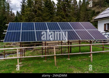 Station au sol de capteurs solaires pour recueillir l'énergie solaire Banque D'Images