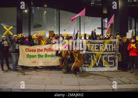 Londres, Royaume-Uni. 19th janvier 2023. Les militants du climat se sont rassemblés devant les bureaux de la société d'énergie RWE dans la ville de Londres en solidarité avec les manifestants anti-mines de charbon à Lutzerath, en Allemagne, qui a été le site d'affrontements en cours entre la police et les activistes. Credit: Vuk Valcic/Alamy Live News Banque D'Images