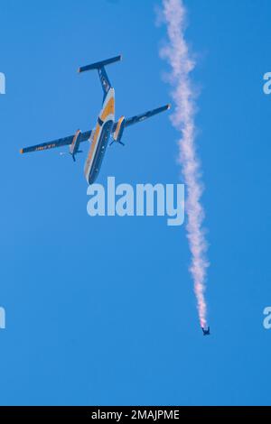 Sergent d'état-major Justin Brenner des États-Unis L'équipe de parachutistes de l'armée quitte l'avion C-147 pour un saut de démonstration sur la plage de Miami, en Floride, le 28 mai 2022. Le saut fait partie du Hyundai Miami Air and Sea Show des 28 et 29 mai. Banque D'Images