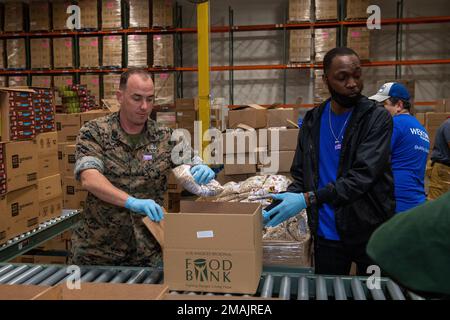 Commerce, Californie (28 mai 2022) – le sergent de Gunnery Ethan Shrader, d'Austin, Texas, affecté à 1st explosives Ordnance Company, emboîte des aliments non périssables dans le cadre d'un événement de relations communautaires à la Banque alimentaire de la région de Los Angeles pendant la semaine de la flotte de Los Angeles (LAFW) dans le commerce, Californie, 28 mai 2022. LAFW est l'occasion pour le public américain de rencontrer leurs équipes de la Marine, du corps des Marines et de la Garde côtière et de découvrir les services maritimes de l'Amérique. Au cours de la semaine de la flotte, les membres du service participent à divers événements de service communautaire, présentent des capacités et de l'équipement à la communauté, et Banque D'Images