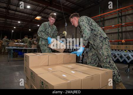 Commerce, Californie (28 mai 2022) – mécanicien de construction apprenti Aostun Meis, à gauche, de Hamilton, en Ontario, Et Alex Potter, opérateur d'équipement, de Bath, Maine, affecté au bataillon de construction amphibie un, emballez des boîtes d'aliments non périssables dans le cadre d'un événement de relations communautaires à la Banque alimentaire de la région de Los Angeles pendant la semaine de la flotte de Los Angeles (LAFW) dans Commerce, Californie, 28 mai 2022. LAFW est l'occasion pour le public américain de rencontrer leurs équipes de la Marine, du corps des Marines et de la Garde côtière et de découvrir les services maritimes de l'Amérique. Pendant la semaine du parc, effectuer l'entretien Banque D'Images