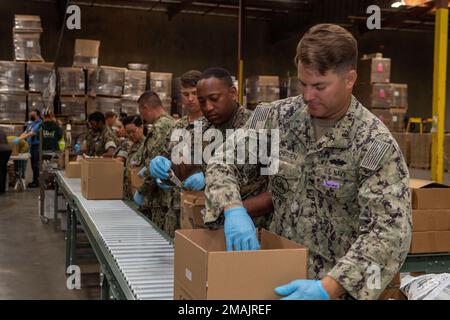 Commerce, Californie (28 mai 2022) – marins et marins, affectés au bataillon de construction amphibie un, 3rd Bataillon d'assaut des amphibiens, Et 1st explosives Ordnance Company emballez des boîtes de produits alimentaires non périssables dans le cadre d'un événement de relations communautaires à la Banque alimentaire de la région de Los Angeles pendant la Los Angeles Fleet week (LAFW) dans Commerce, Californie, 28 mai 2022. LAFW est l'occasion pour le public américain de rencontrer leurs équipes de la Marine, du corps des Marines et de la Garde côtière et de découvrir les services maritimes de l'Amérique. Au cours de la semaine de la flotte, les membres du service après-vente participent à divers événements de service communautaire, Showcase ca Banque D'Images