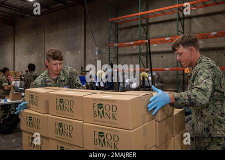 Commerce, Californie (28 mai 2022) – mécanicien de construction apprenti Aostun Meis, à gauche, de Hamilton, en Ontario, Et Alex Potter, opérateur d'équipement, de Bath, Maine, affecté au bataillon de construction amphibie un, emballez des boîtes d'aliments non périssables dans le cadre d'un événement de relations communautaires à la Banque alimentaire de la région de Los Angeles pendant la semaine de la flotte de Los Angeles (LAFW) dans Commerce, Californie, 28 mai 2022. LAFW est l'occasion pour le public américain de rencontrer leurs équipes de la Marine, du corps des Marines et de la Garde côtière et de découvrir les services maritimes de l'Amérique. Pendant la semaine de parc, effectuer l'entretien m Banque D'Images