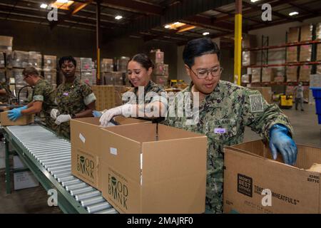 Commerce, Californie (28 mai 2022) – marins et marins, affectés au bataillon de construction amphibie un, 3rd Bataillon d'assaut des amphibiens, Et 1st explosives Ordnance Company emballez des boîtes de produits alimentaires non périssables dans le cadre d'un événement de relations communautaires à la Banque alimentaire de la région de Los Angeles pendant la Los Angeles Fleet week (LAFW) dans Commerce, Californie, 28 mai 2022. LAFW est l'occasion pour le public américain de rencontrer leurs équipes de la Marine, du corps des Marines et de la Garde côtière et de découvrir les services maritimes de l'Amérique. Au cours de la semaine de la flotte, les membres du service après-vente participent à divers événements de service communautaire, Showcase ca Banque D'Images