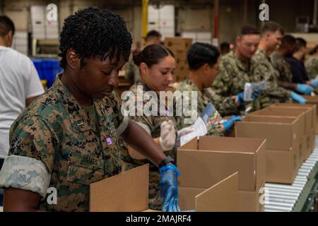 Commerce, Californie (28 mai 2022) – marins et marins, affectés au bataillon de construction amphibie un, 3rd Bataillon d'assaut des amphibiens, Et 1st explosives Ordnance Company emballez des boîtes de produits alimentaires non périssables dans le cadre d'un événement de relations communautaires à la Banque alimentaire de la région de Los Angeles pendant la Los Angeles Fleet week (LAFW) dans Commerce, Californie, 28 mai 2022. LAFW est l'occasion pour le public américain de rencontrer leurs équipes de la Marine, du corps des Marines et de la Garde côtière et de découvrir les services maritimes de l'Amérique&#39;s. Au cours de la semaine de la flotte, les membres du service après-vente participent à divers événements de service communautaire, showca Banque D'Images