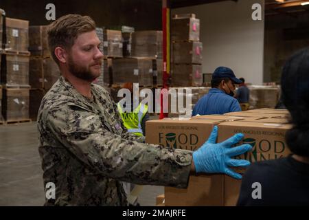 Commerce, Californie (28 mai 2022) – le préposé à l'équipement Alex Cole, de Buckeye, en Arizona, affecté au bataillon de construction amphibie One, emboîte des aliments non périssables dans le cadre d'un événement de relations communautaires à la Banque alimentaire de la région de Los Angeles pendant la semaine de la flotte de Los Angeles (LAFW) dans le commerce, en Californie, au 28 mai 2022. LAFW est l'occasion pour le public américain de rencontrer leurs équipes de la Marine, du corps des Marines et de la Garde côtière et de découvrir les services maritimes de l'Amérique. Au cours de la semaine du parc, les membres du service après-vente participent à divers événements de service communautaire, à diverses capacités de présentation et à divers équipements Banque D'Images