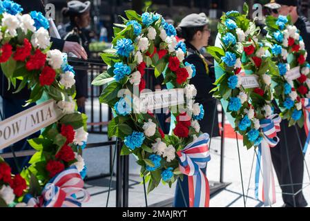 Couronnes pour les États-Unis d'Amérique, les familles d'étoiles d'or, les forces armées et les membres du service prisonnier de guerre/disparu en action lors de la cérémonie de pose de couronne du jour du souvenir, sur la place Daley, Chicago, Illinois, 29 mai 2022. Une cérémonie de pose de couronne est une pratique traditionnelle au cours de laquelle des couronnes funéraires sont posées à la tombe ou au monument commémoratif. Banque D'Images