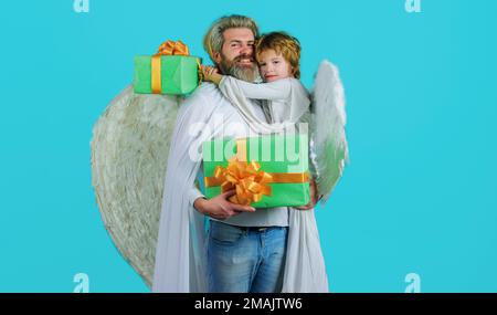 Fête de la Saint-Valentin. Père et fils Angels dans des ailes blanches avec cadeau de Saint-Valentin. Banque D'Images