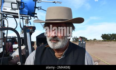 Santa Fe, Nouveau-Mexique, États-Unis. 19th janvier 2023. ALEC BALDWIN sur le plateau dans son costume pour le film 'Rust.' Le bureau du shérif du comté de Santa Fe a publié des photos de son enquête sur le tournage fatal du cinéaste Halyna Hutchins sur le tournage du film 'Rust. Baldwin, productrice et comédienne, a tiré sur le canon qui a tué un membre d'équipage et en a blessé un autre sur le set des Momeux Banque D'Images