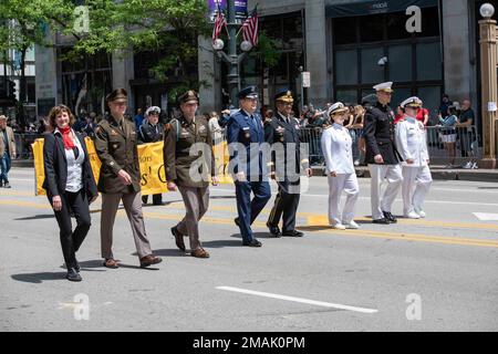 220528-N-PW480-1047 (28 mai 2022) Commandant du Commandement de l'instruction du Service naval (CTNO) l'ADM. Arrière Jennifer Couture (troisième à partir de la droite) marche dans le défilé du jour commémoratif de Chicago, 28 mai. La parade a suivi un petit déjeuner familial Gold Star dans la salle Walnut de Macy’s Department Store. Couture s'est joint au maire de Chicago, Lori Lightfoot, aux représentants du gouvernement américain et aux officiers supérieurs de l'armée pour commémorer le jour du souvenir et se souvenir des membres du service qui ont fait le sacrifice ultime pendant leur service aux États-Unis. La NSTC appuie l’entraînement en matière d’accessions navales pour 98 p. 100 des nouveaux officiers de la Marine A. Banque D'Images