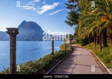 Vue imprenable sur le Garden Path le long du rivage du lac de Lugano dans le parc Helenium. De l'autre côté du lac se trouve la ville de Lugano et le PE Banque D'Images