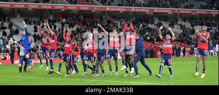 LILLE - les joueurs du LOSC de Lille célèbrent la victoire avec les supporters lors du match de la Ligue française 1 entre l'OSC de Lille et l'Estac Troyes AC au stade Pierre-Mauroy sur 15 janvier 2023 à Lille, France. AP | hauteur néerlandaise | Gerrit van Cologne Banque D'Images