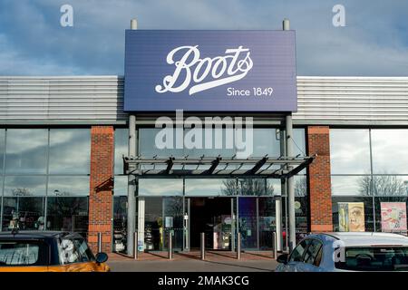 Slough, Berkshire, Royaume-Uni. 19th janvier 2023. Le parc commercial Bath Road sur le A4 à Slough a été vendu à SEGRO pour £120m. Actuellement, il y a un certain nombre d'unités vides autrefois occupées par Mothercare, Furniture Village, déguisement et Argos. Le site appartenait à la Royal London Asset Management qui l'a acheté de la Crown Estate en 2016. Les locataires qui restent sur le site sont B&Q, New look, Carpetright, Next, Boots et TAPI tapis. On ne sait pas ce qui se passera au parc de détail et si les cinq locataires existants seront relocalisés ou non. Crédit : Maureen McLean/Alay Live News Banque D'Images