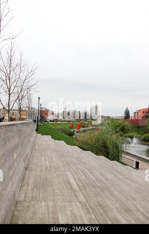 Tula, Russie - 6 novembre 2022: Rive de Kazan UPA rivière Tula vue de la ville sur l'usine d'armes Banque D'Images