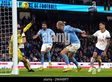 Erling Haaland de Manchester City (deuxième à droite) marque le deuxième but du match de sa partie lors du match de la Premier League au Etihad Stadium de Manchester. Date de la photo: Jeudi 19 janvier 2023. Banque D'Images