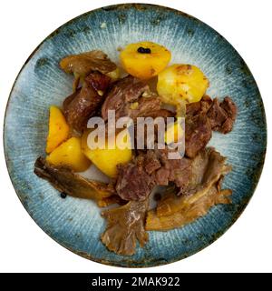 Veau braisé avec pomme de terre et champignons de la forêt Banque D'Images