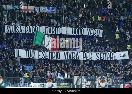 Rome, Italie. 19th janvier 2023. Une bannière de supporters de SS Lazio à la mémoire de Sinisa Mihajlovic lors du match de la coupe italienne entre Lazio et Bologne au Stadio Olimpico, Rome, Italie, le 19 janvier 2023. Credit: Giuseppe Maffia/Alay Live News Banque D'Images