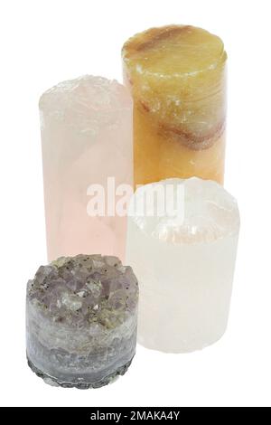 groupe de différents noyaux de forage isolés sur fond blanc (améthyste, cristal de roche, calcite d'orange et quartz rose) Banque D'Images