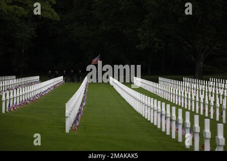 Le 21st Theatre Sustainment Command se rend au cimetière et au Mémorial de Lorraine, le cimetière militaire américain de la Seconde Guerre mondiale, situé juste à l'extérieur de Saint-Avold, en Moselle, en France. Consacré en 1960, le cimetière contient le plus grand nombre de tombes de nos militaires morts de la Seconde Guerre mondiale en Europe, soit plus de 10 000. Banque D'Images