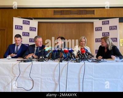 Les dirigeants de Siin Fein Mary Lou McDonald et la vice-présidente Michelle O'Neil étaient à Londres aujourd'hui pour appeler à un vote d'unité en Irlande. Le gouvernement britannique pourrait faire face à une action judiciaire s'il continue à suspendre et à retarder un sondage Border en Irlande du Nord. Elle a déclaré aux médias du monde à Mayfair. Nous ne le sommes pas En demandant le style Oliver Twist , s'il vous plaît, pouvons-nous avoir notre référendum .elle a dit que le droit à un référendum sur l'unité irlandaise est référencé dans l'accord international . Banque D'Images