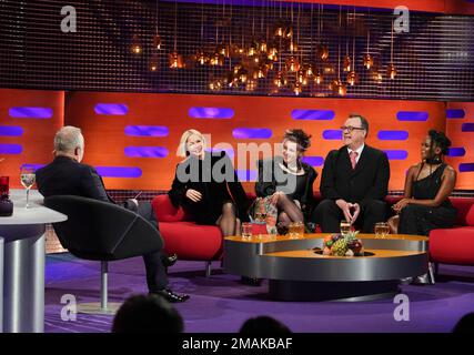 UTILISATION ÉDITORIALE SEULEMENT Graham Norton, Michelle Williams, Helena Bonham carter, Russell T. Davies et Oti Mabuse pendant le tournage du Graham Norton Show au BBC Studioworks 6 Television Center, Wood Lane, Londres, devant être diffusé sur BBC One vendredi soir. Date de la photo: Jeudi 19 janvier 2023. Banque D'Images