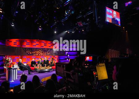 UTILISATION ÉDITORIALE SEULEMENT Graham Norton, Michelle Williams, Helena Bonham carter, Russell T. Davies et Oti Mabuse pendant le tournage du Graham Norton Show au BBC Studioworks 6 Television Center, Wood Lane, Londres, devant être diffusé sur BBC One vendredi soir. Date de la photo: Jeudi 19 janvier 2023. Banque D'Images