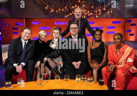 USAGE ÉDITORIAL SEULEMENT Brendan Fraser, Michelle Williams, Helena Bonham carter, Russell T. Davies, Graham Norton, OTI Mabuse et Cat Burns pendant le tournage du Graham Norton Show au BBC Studioworks 6 Television Center, Wood Lane, Londres, devant être diffusé sur BBC One vendredi soir. Date de la photo: Jeudi 19 janvier 2023. Banque D'Images