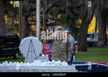 Le Sergent Maj Jake Huff, commandant de la brigade de l'aviation de combat 3rd, salue le monument commémoratif du Vietnam lors de la cérémonie annuelle du jour commémoratif du Chapitre 671 des vétérans de Savannah au centre-ville de Savannah, en Géorgie, au 29 mai 2022. Les participants ont placé 106 roses blanches sur le monument, une pour chaque membre du service de la région de Savannah qui a fait le sacrifice ultime. Banque D'Images