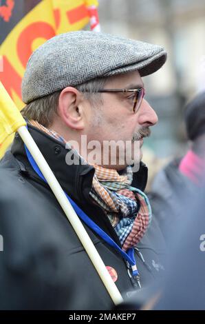 Environ 400000 personnes à Paris sont présentes les syndicats sont venus dire NON à l'association de la durée de coopération et au départ en cours à 64 ans Banque D'Images