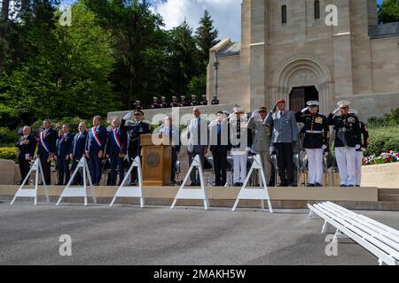 ÉTATS-UNIS Les Marines et les invités spéciaux saluent lors d'une cérémonie au Cimetière américain Aisne-Marne, Belleau, France, 29 mai 2022. Cette cérémonie du jour du souvenir a eu lieu pour commémorer le 104th anniversaire de la bataille de Belleau Wood. La visite est pour honorer ceux qui ont fait le sacrifice ultime pour leurs pays respectifs pendant la première Guerre mondiale Banque D'Images