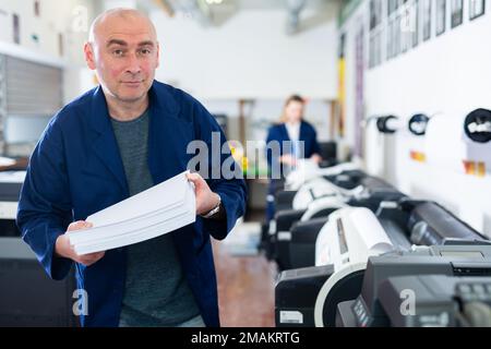 Portrait d'un travailleur de bureau d'impression positif Banque D'Images