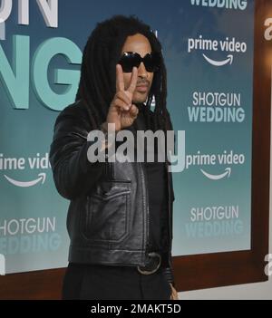 Los Angeles, États-Unis. 18th janvier 2023. Lenny Kravitz, membre du casting, assiste mercredi à la première de la comédie romantique « Hotgun Wedding » au TCL Chinese Theatre dans la section hollywoodienne de Los Angeles, 18 janvier 2023. Scénario : le mariage extravagant d'un couple est détourné par des criminels. Dans le processus de sauver leurs familles, ils redécouvrent pourquoi ils sont tombés amoureux en premier lieu. Photo de Jim Ruymen/UPI. Crédit : UPI/Alay Live News Banque D'Images