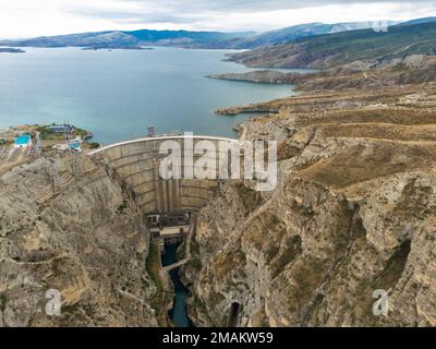 Barrage de la centrale hydroélectrique d'Chirkey au Daghestan, en Russie, en vue aérienne. Banque D'Images