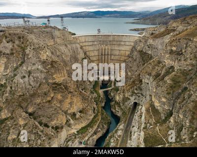 Barrage de la centrale hydroélectrique d'Chirkey au Daghestan, en Russie, en vue aérienne. Banque D'Images