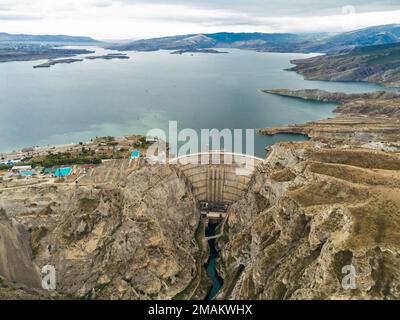 vue sur la partie inférieure du barrage de l'arche avec un déversoir dans le canyon. Russie Banque D'Images