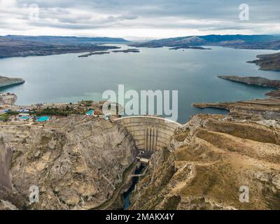 vue sur la partie inférieure du barrage de l'arche avec un déversoir dans le canyon. Russie Banque D'Images