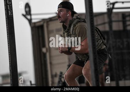 ÉTATS-UNIS Airman Dane Bach, spécialiste de la production d'énergie au sein de l'escadron de contrôle aérien expéditionnaire du 727th septembre, exécute un squat aérien lors du défi « The Murph » le jour du souvenir, à 30 mai 2022, à la base aérienne d'Al Dhafra, aux Émirats arabes Unis. Le Murph est une séance d'entraînement comprenant une course d'un kilomètre, 100 pull-ups, 200 push-ups, 300 squats aériens et se termine par une course supplémentaire d'un kilomètre. Banque D'Images