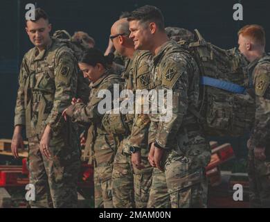 (De gauche à droite) Capt Michael Shannon, Charlie Battery Commandant ADA 5-7, Premier Lieutenant Cortez, Chef du peloton Charlie Battery, Sgt. 1st McKeller de classe, Charlie Battery Premier Sergent, et Capt Robert Knabel, commandant de Delta Battery ligne de départ pour terminer la marche Norwegian Ruck de 1,5 miles. Les soldats ont 4hours et 30 minutes pour terminer la marche de Ruck. Banque D'Images