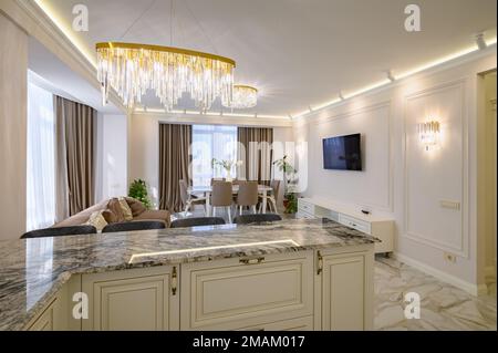 Cuisine classique et salon aux couleurs crème avec un design spacieux et lumineux Banque D'Images