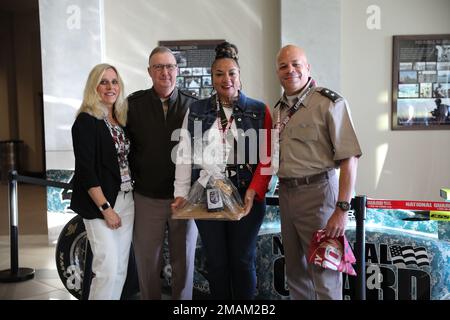 Le général adjutant de l'Ohio, le général de division John C. Harris Jr., et son épouse Angela, ont reçu un cadeau du général adjutant de l'Indiana, le général de division Dale Lyles, et de son épouse Sherry, au siège de la Garde nationale de l'Indiana, le 29 mai 2022. Banque D'Images