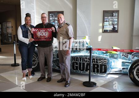 L'Adjutant général de l'Ohio, le Major général John C. Harris Jr., et son épouse, Angela, se sont joints à l'Adjutant général de l'Indiana, le Major général Dale Lyles, et son épouse, Sherry, au Indianapolis Motor Speedway pour l'Indy 500, le 29 mai 2022. Banque D'Images