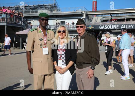 Le général Salifou Mody, chef de la Défense des Forces armées du Niger, pose une photo avec l'Adjudant général de la Garde nationale de l'Indiana, le général de division Dale Lyles et son épouse, Sherry, au circuit automobile d'Indianapolis pendant le Carb Day, vendredi, 27 mai 2022. Banque D'Images