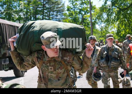 Les cadets de l'Académie militaire des États-Unis portent leurs bagages pour l'entraînement de campagne des cadets qui se tiendra à Camp Buckner, NY., 29 mai 2022. Le but de l'instruction de terrain des cadets est de développer, de former, de tester et de valider des tâches spécifiques; de préparer les cadets de troisième classe à assumer des fonctions de NCO dans le corps des cadets; d'inculquer l'ethos guerrier dans chaque cadets; et d'inspirer chaque cadets à l'excellence professionnelle par une formation physique et mentale exigeante. Banque D'Images