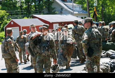 Les cadets de l'Académie militaire des États-Unis s'enregistrer pour leur entraînement de cadets au Camp Buckner, NY., 29 mai 2022. L'instruction de terrain des cadets est un programme d'instruction de trois à quatre semaines qui met l'accent sur les compétences militaires générales, l'instruction de préparation individuelle, la préparation aux opérations de terrain prolongées et la direction, la participation et la conduite d'opérations tactiques de petite unité. Banque D'Images