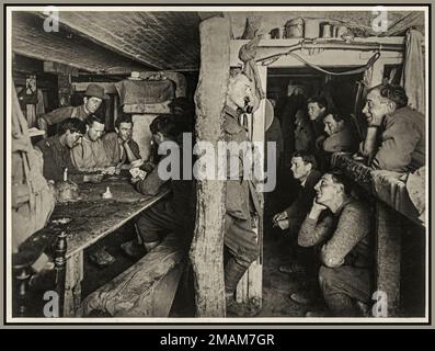 WW1 1915 image de propagande 'à l'abri des coquillages' - des soldats canadiens jouant des cartes dans un abri creusé dans les tranchées (probablement la somme), au Front en France pendant la Guerre mondiale 1 Banque D'Images