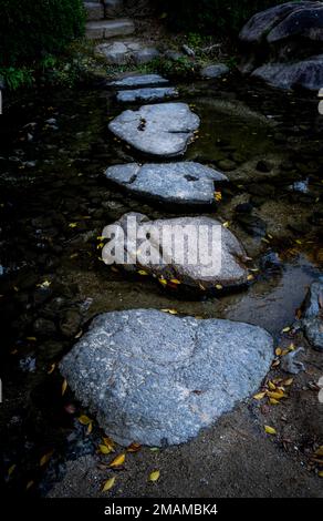 Des pierres sur un ruisseau au Japon Banque D'Images