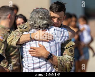 Les membres du Régiment d'infanterie Alpha Company 1st Bataillon 182nd partent pour un déploiement en Asie du Sud-Ouest le jour du souvenir. 30 mai 2022, installation de soutien de l'aviation de l'Armée de terre, base de la Garde nationale de Quonset Air, Rhode Island. Les gardes se dirigeront d'abord vers fort Bliss, Texas, pour la mobilisation, puis vers l'Asie du Sud-Ouest. Banque D'Images