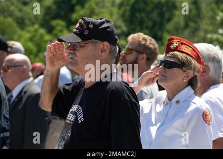 ÉTATS-UNIS Les anciens combattants militaires saluent le drapeau pendant que Taps est joué pendant la cérémonie du jour du souvenir au Centre du cimetière des anciens combattants du Kentucky à Radcliff, Ky., 30 mai 2022. Le groupe militaire a joué à Taps en reconnaissance de ceux qui ont perdu la vie au service de leur pays. | Julia Galli, Bureau des affaires publiques du CST. Banque D'Images