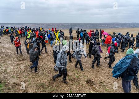 Plusieurs milliers de manifestants marchent jusqu'au bord de la mine à ciel ouvert Garzweiler après une manifestation contre la démolition du village de Lüt Banque D'Images