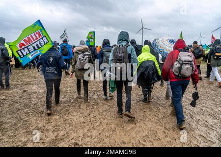 Plusieurs milliers de manifestants marchent jusqu'au bord de la mine à ciel ouvert Garzweiler après une manifestation contre la démolition du village de Lüt Banque D'Images